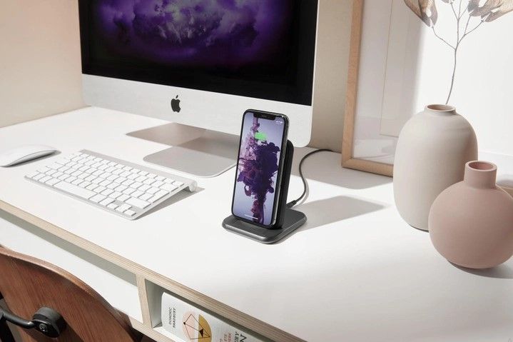 Беспроводная зарядная станция и подставка для смартфонов Apple Zens Stand Aluminium Charger Black 18W USB-C ZESC15B/00 фото