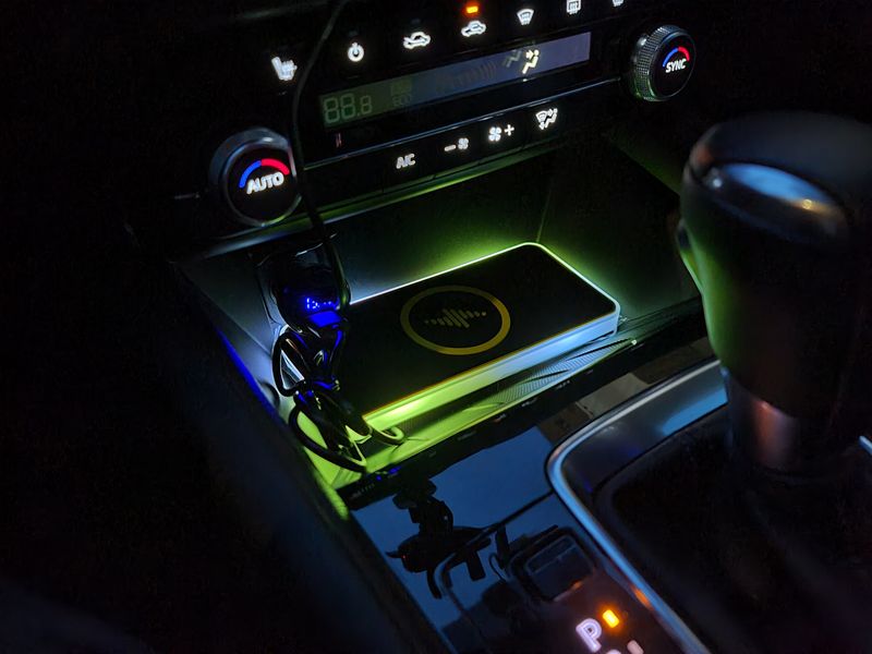 Автомобільний бездротовий зарядний килимок з RGB підсвічуванням QINETIQ A8 RGB 15W Car Wireless Pad&Airpods 12030 фото