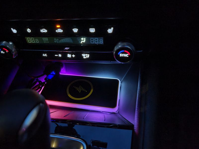 Автомобільний бездротовий зарядний килимок з RGB підсвічуванням QINETIQ A8 RGB 15W Car Wireless Pad&Airpods 12030 фото