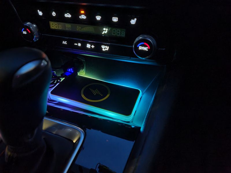 Автомобильный беспроводной зарядный коврик с RGB подсветкой QINETIQ A8 RGB 15W Car Wireless Pad&Airpods 12030 фото