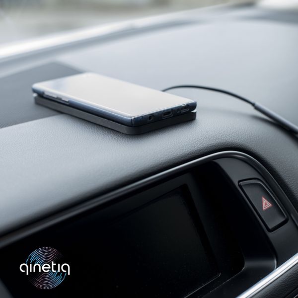 Силиконовый коврик в авто с Быстрой беспроводной зарядкой QINETIQ Car Wireless Pad C1 15W 12010 фото