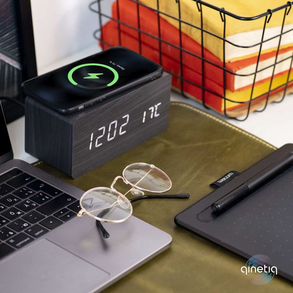 Беспроводная зарядка с LED-Часами Wood-clock QINETIQ 1000 10W черный 31011 фото