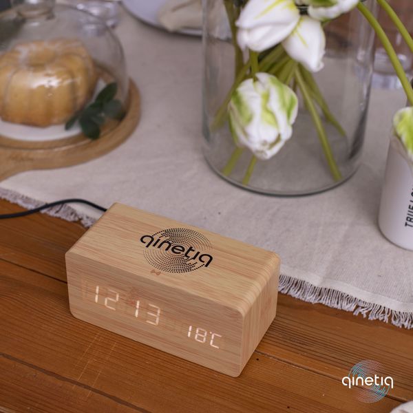 Бездротова зарядка з LED-годинником Wood-clock QINETIQ 1000 10W світло-коричневий 31014 фото